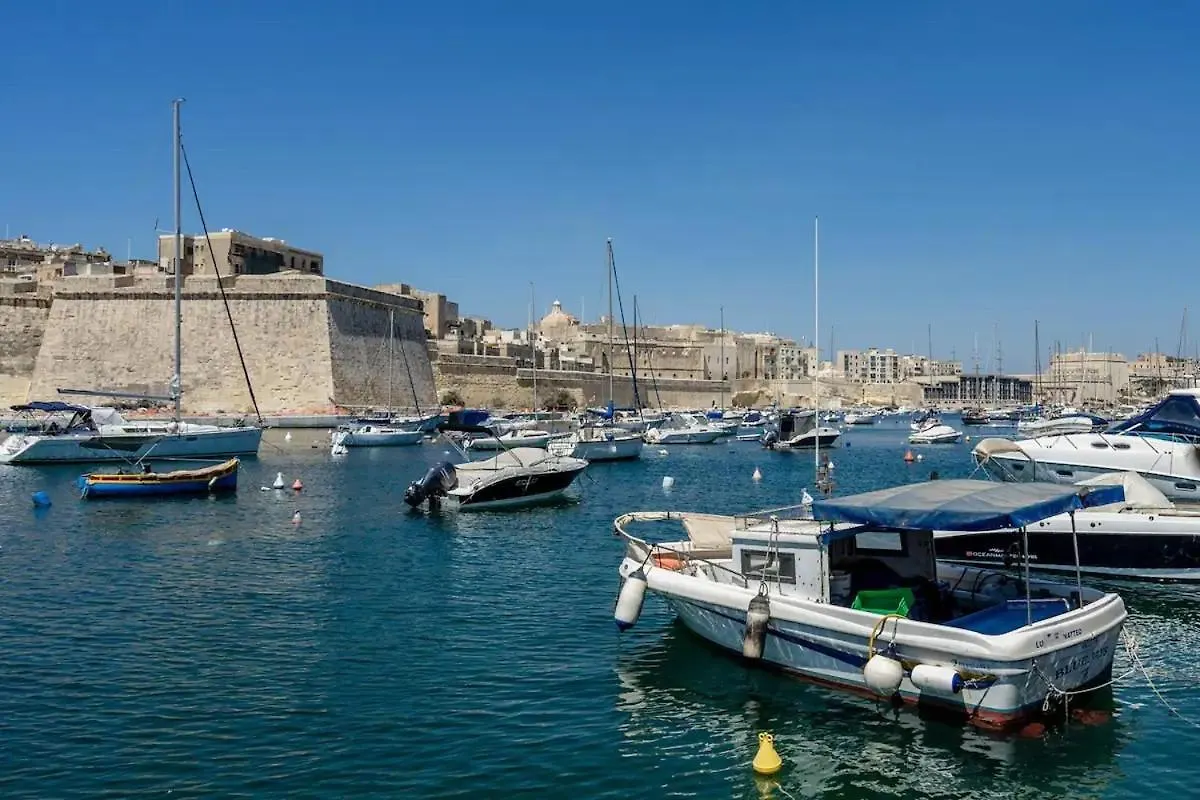 Modern Apt Kalkara Seafront!