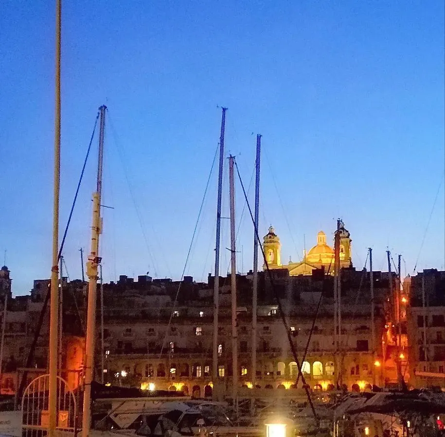 Apartment Modern Apt Kalkara Seafront!