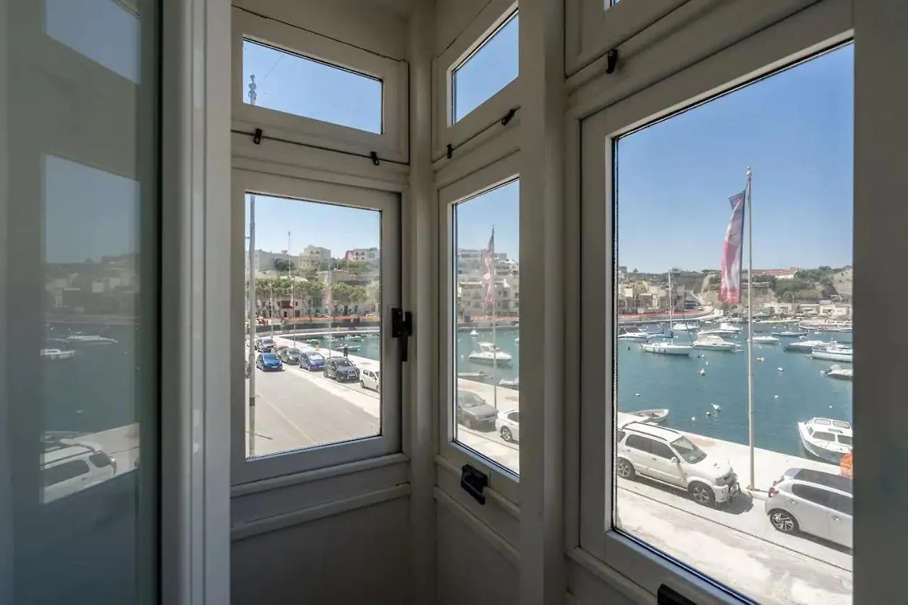 Modern Apt Kalkara Seafront!